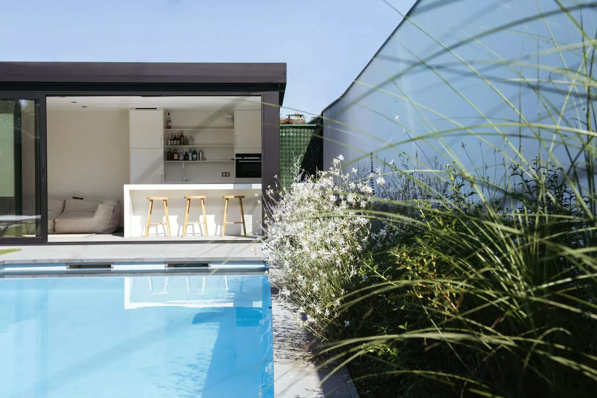Strakke moderne lijnen in een tijdloze tuin – foto 1