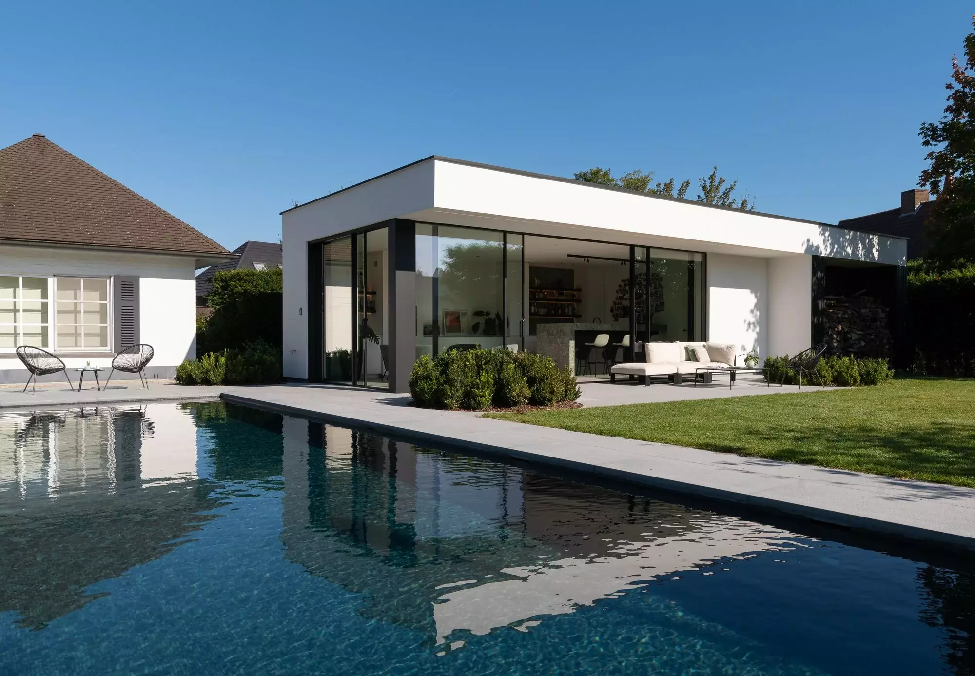Strakke moderne lijnen in een tijdloze tuin – foto 3