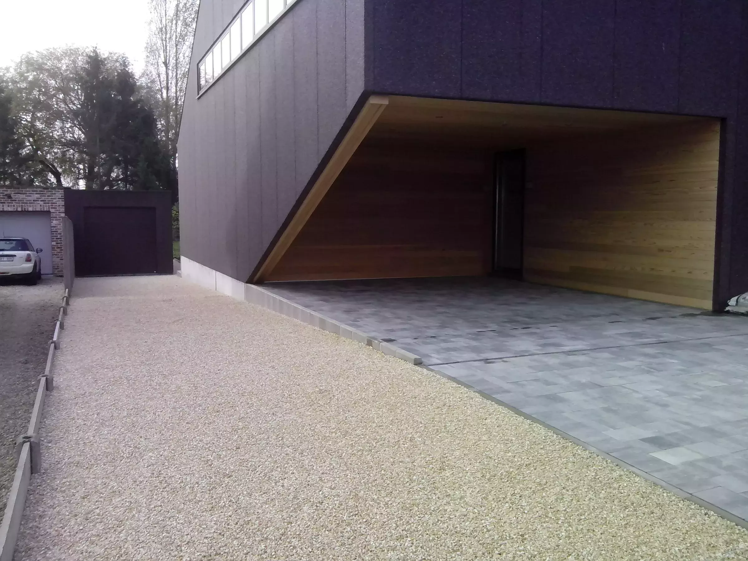 totaalproject: plaatsen van oprit Kandla kasseien, aanleg parking in grind (Dolomiet), plaatsen van keerwanden en schuif – foto 2