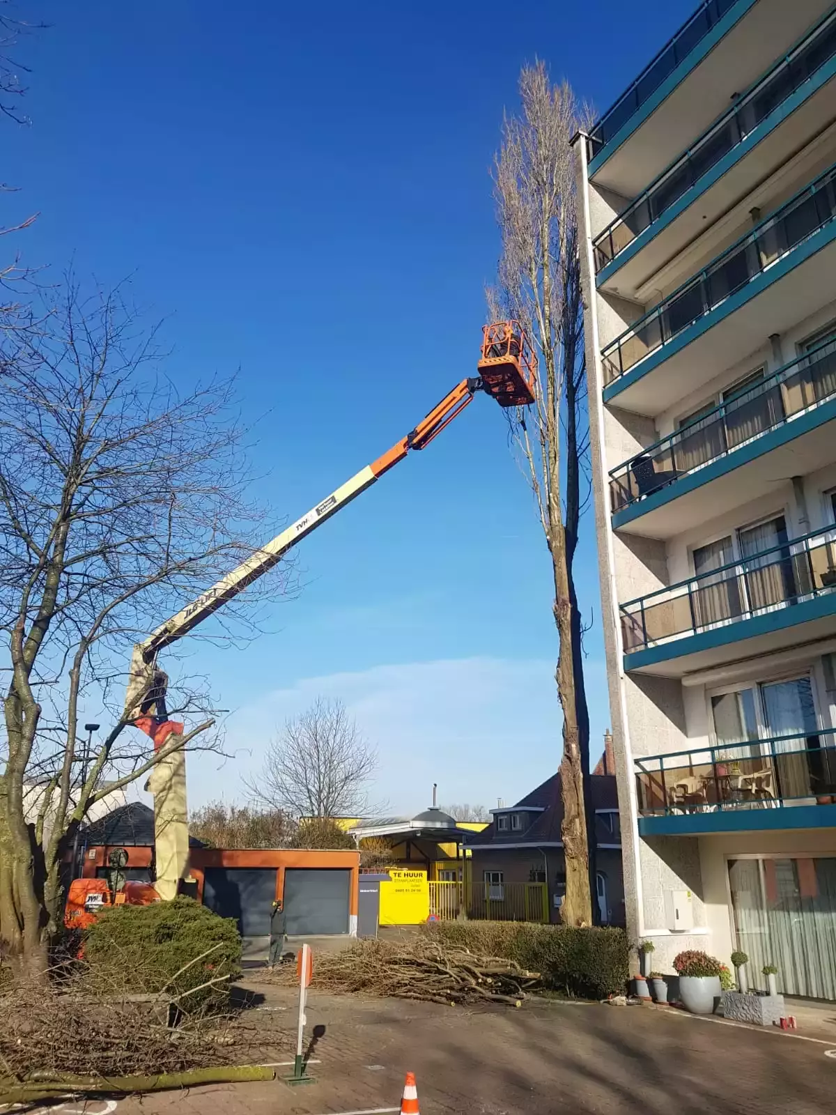 totaalproject: plaatsen van oprit Kandla kasseien, aanleg parking in grind (Dolomiet), plaatsen van keerwanden en schuif – foto 3
