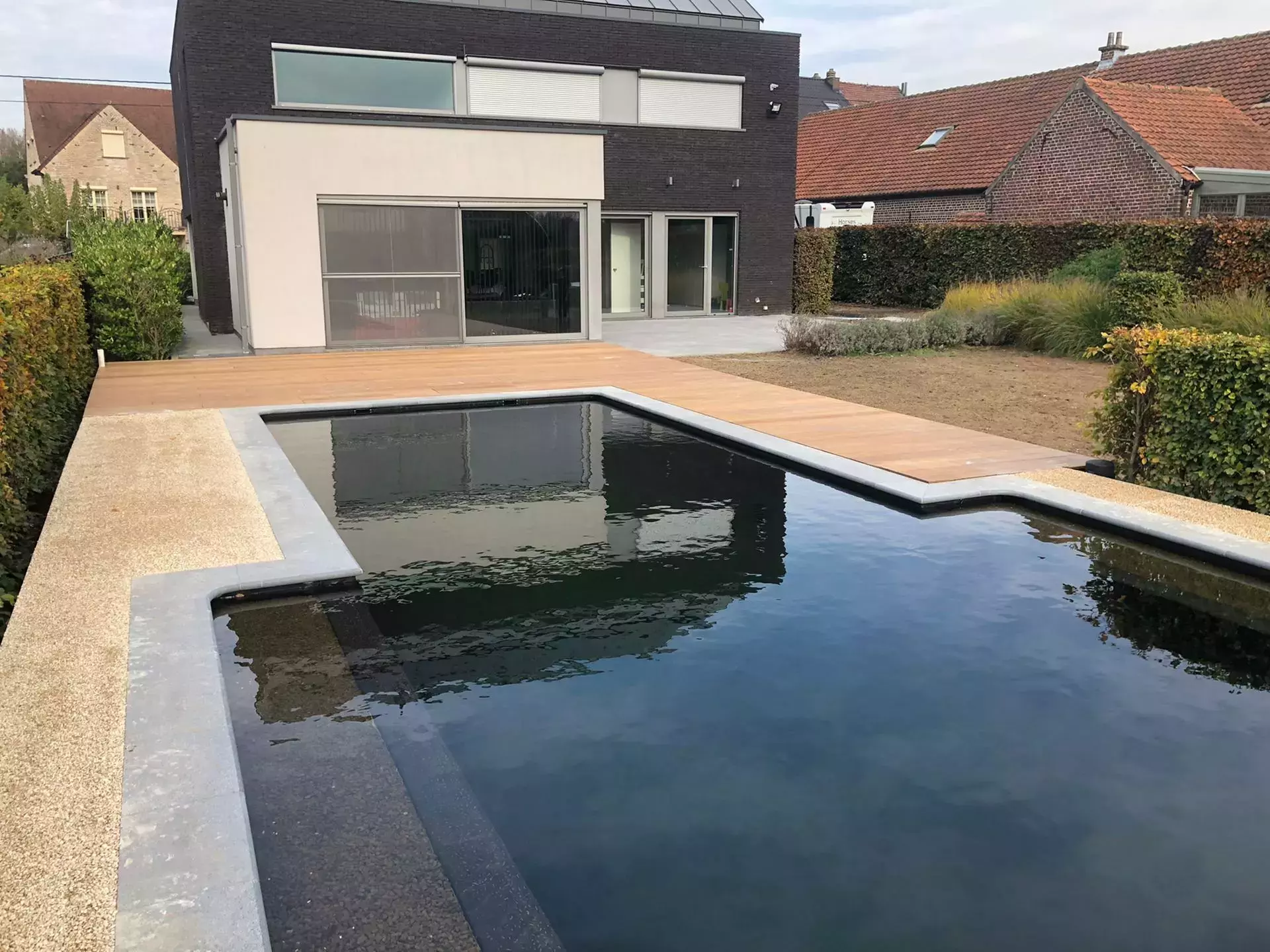 totaalproject: plaatsen van oprit Kandla kasseien, aanleg parking in grind (Dolomiet), plaatsen van keerwanden en schuif – foto 4