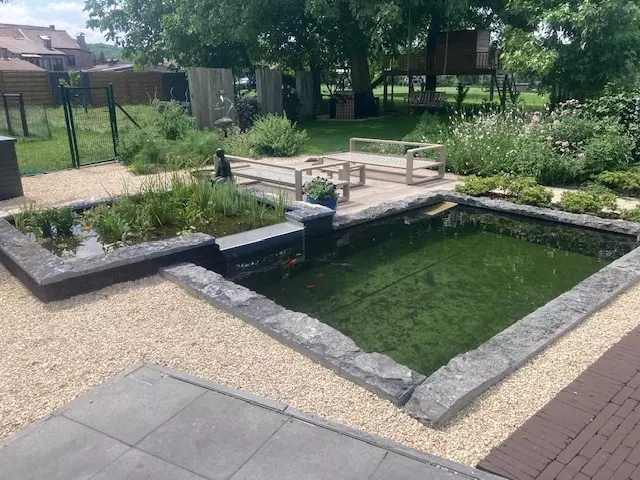 totaalproject: plaatsen van oprit Kandla kasseien, aanleg parking in grind (Dolomiet), plaatsen van keerwanden en schuif – foto 5