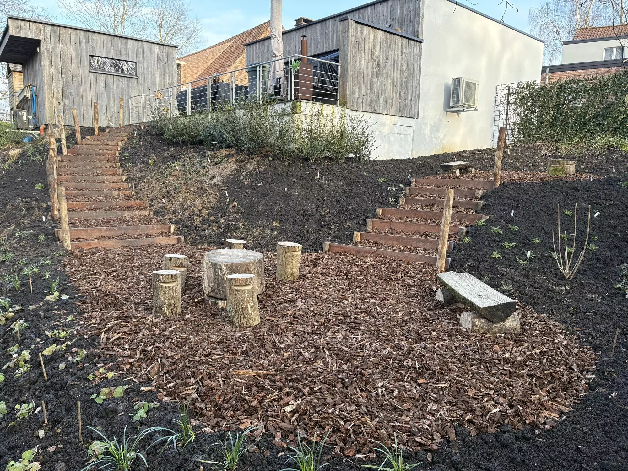 Aanleg schors, terras en trap – foto 1