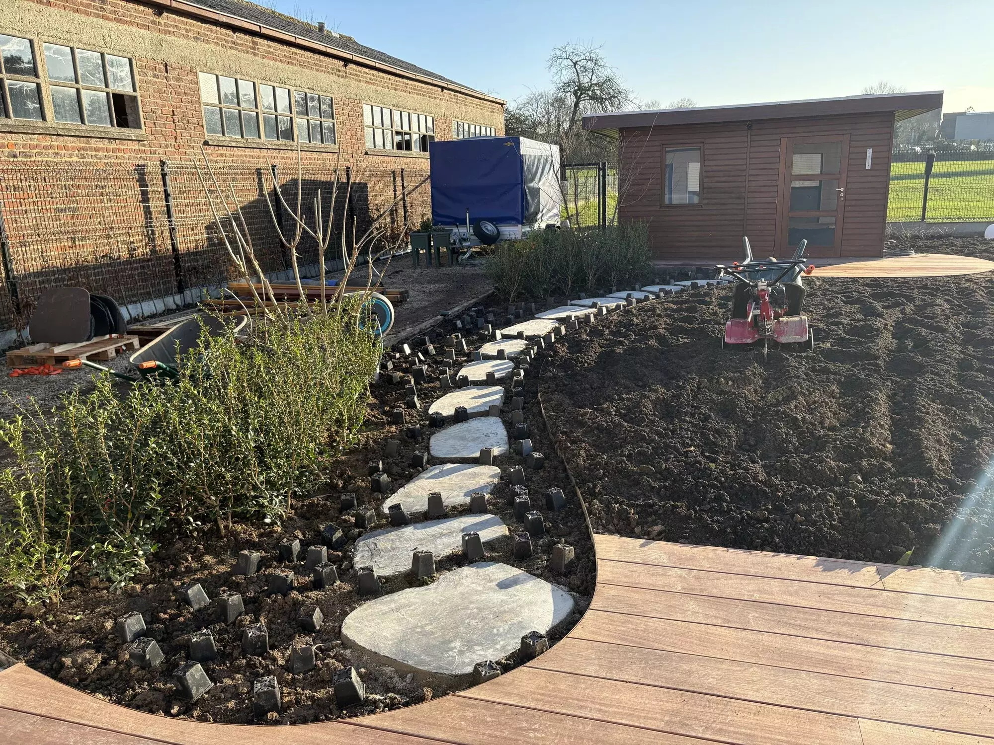Aanleg schors, terras en trap – foto 2