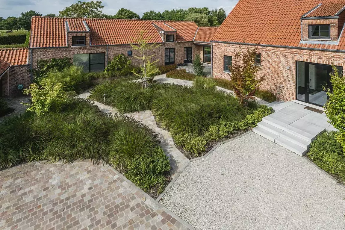 Tuinaanleg bij een vierkantshoeve