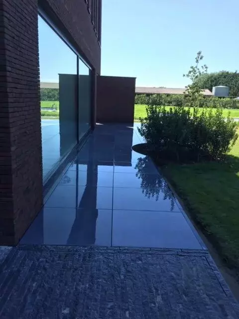 Aanleg terras in keramische tegel 90/90 met integratie plantenborder. – foto 2
