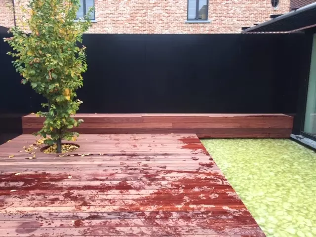Aanleg terras in keramische tegel 90/90 met integratie plantenborder. – foto 3