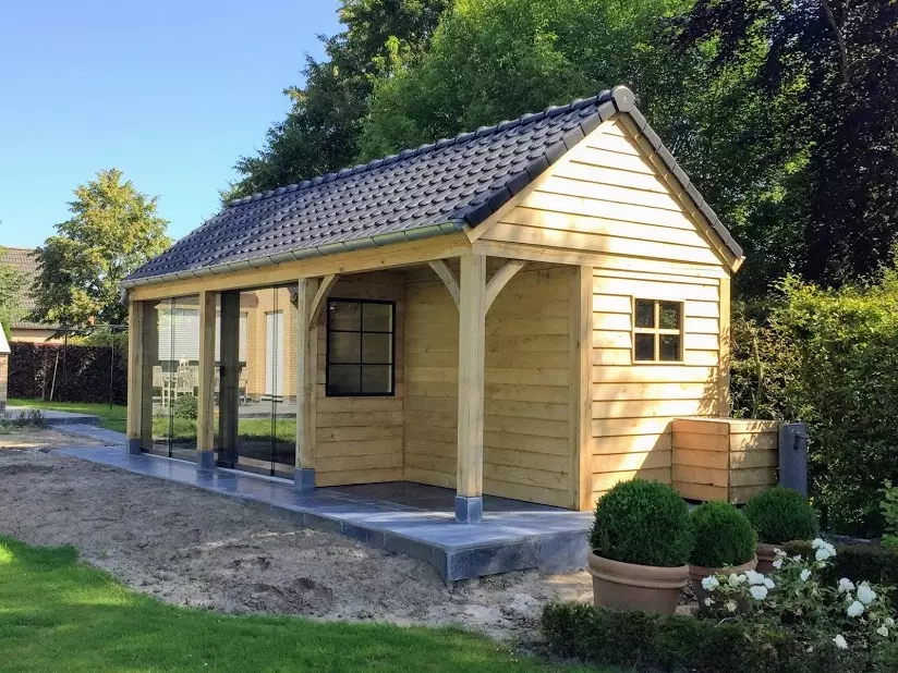Aanleg terras in keramische tegel 90/90 met integratie plantenborder. – foto 4