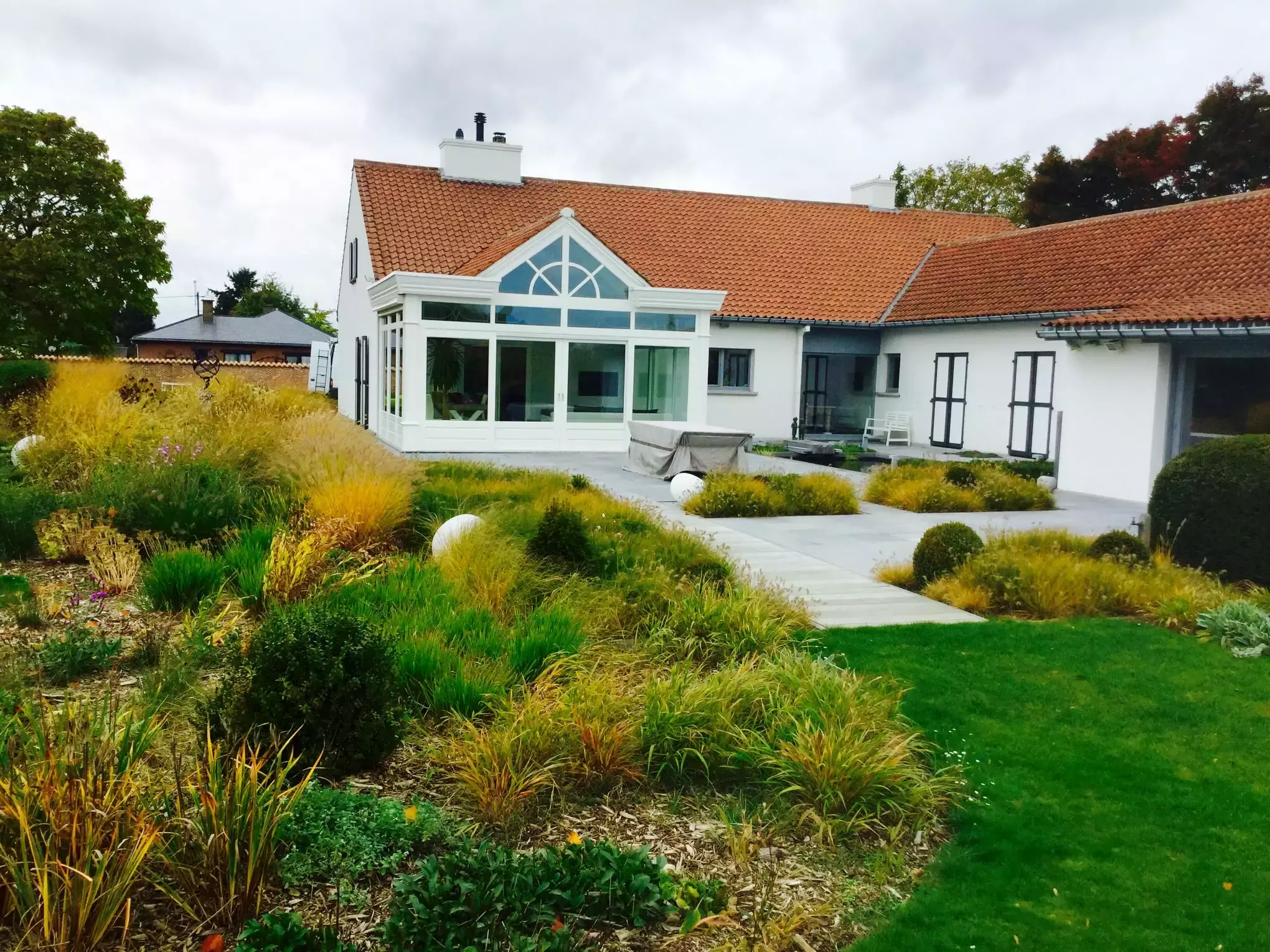 Creatief tuinontwerp met rechte zwemvijver – foto 2