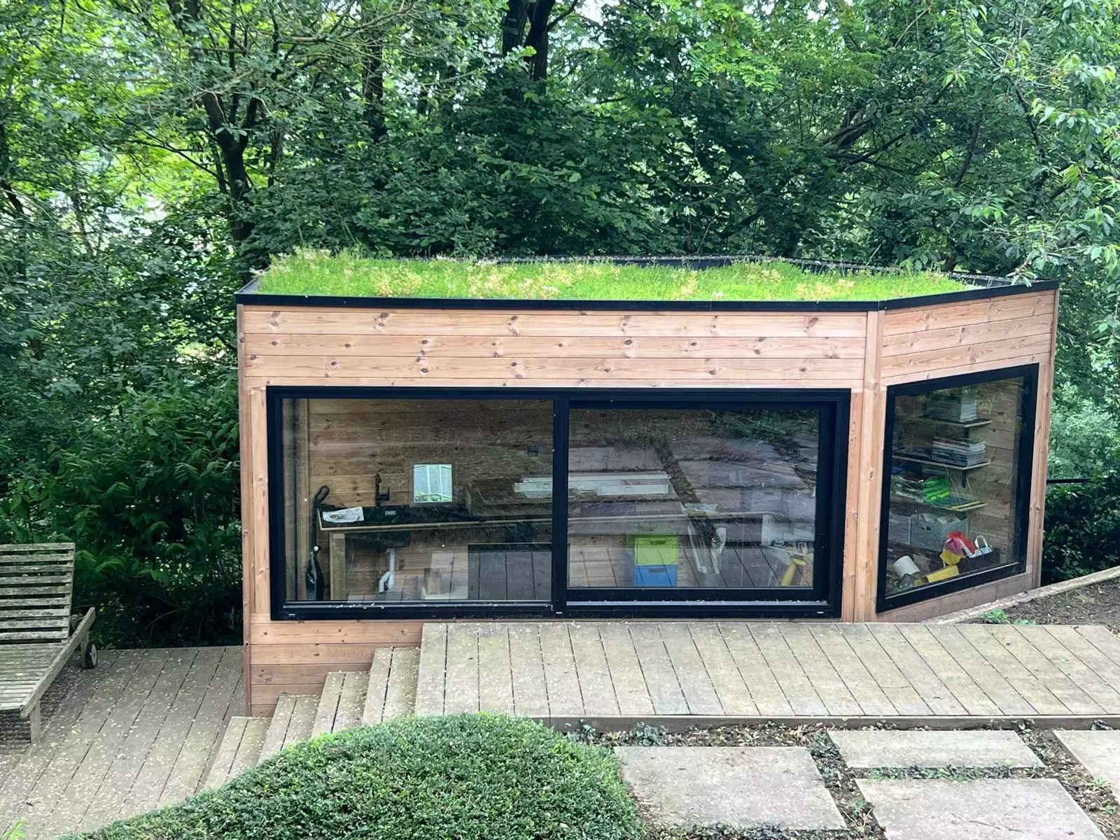 Vergroening op een veranda. Hierbij werd gekozen voor een afwerking van keien langs de rand. Dit geeft een esthetisch ef – foto 5