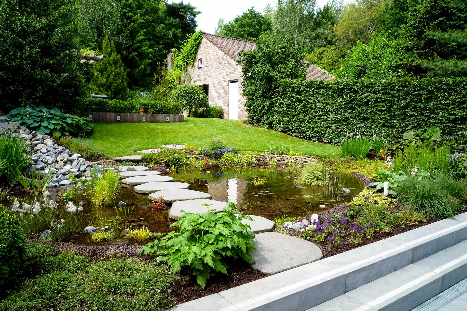 Modern tuinterras met siergrassen en verhardingen door Alle Tuinwerken Bart Janssen in Oudsbergen – foto 4