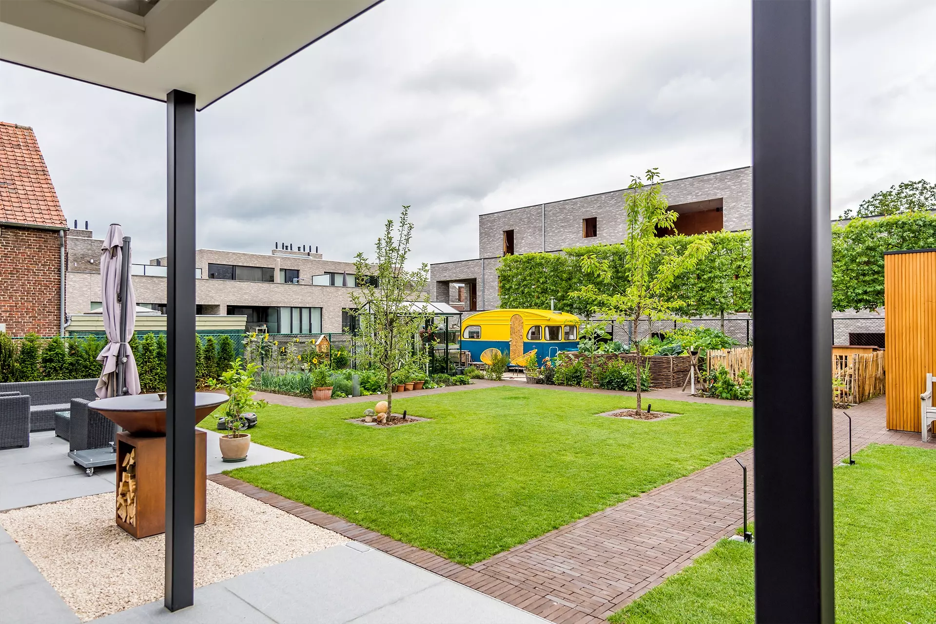 Modern tuinterras met siergrassen en verhardingen door Alle Tuinwerken Bart Janssen in Oudsbergen – foto 5