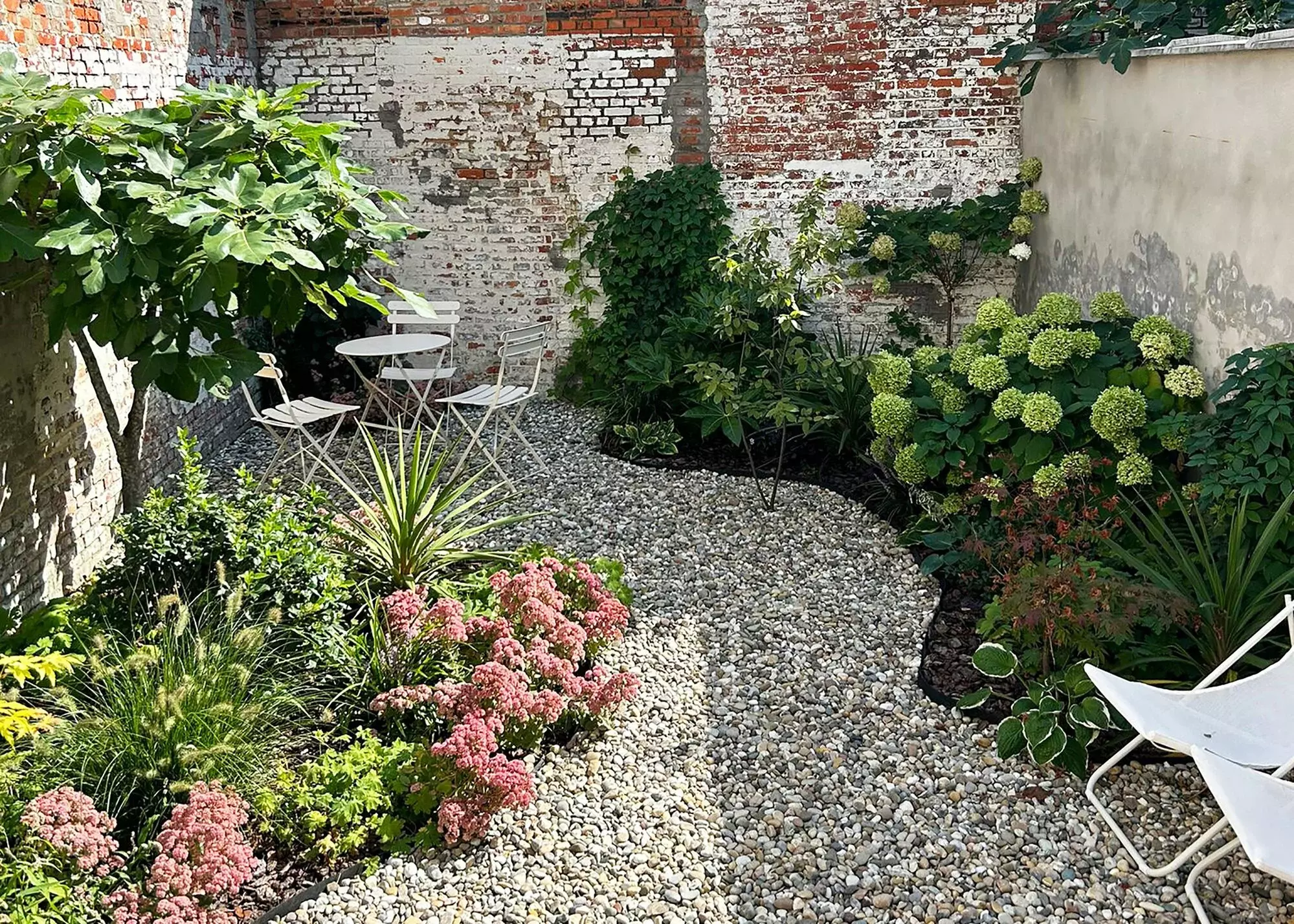 Natuurlijke tuin met grindterras – foto 1
