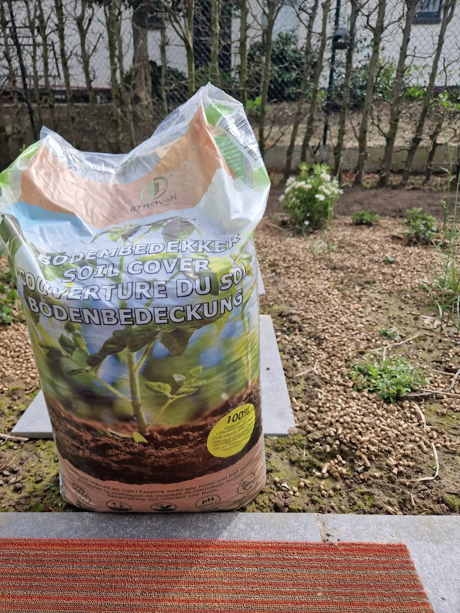 Invoeren van tuincompost voor het verbeteren van de grond voor een gazonrenovatie – foto 2
