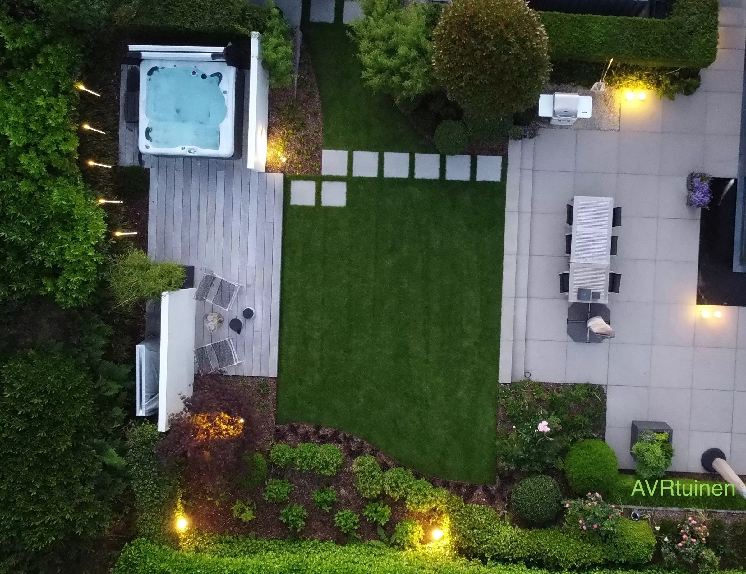 Moderne tuin met jacuzzi