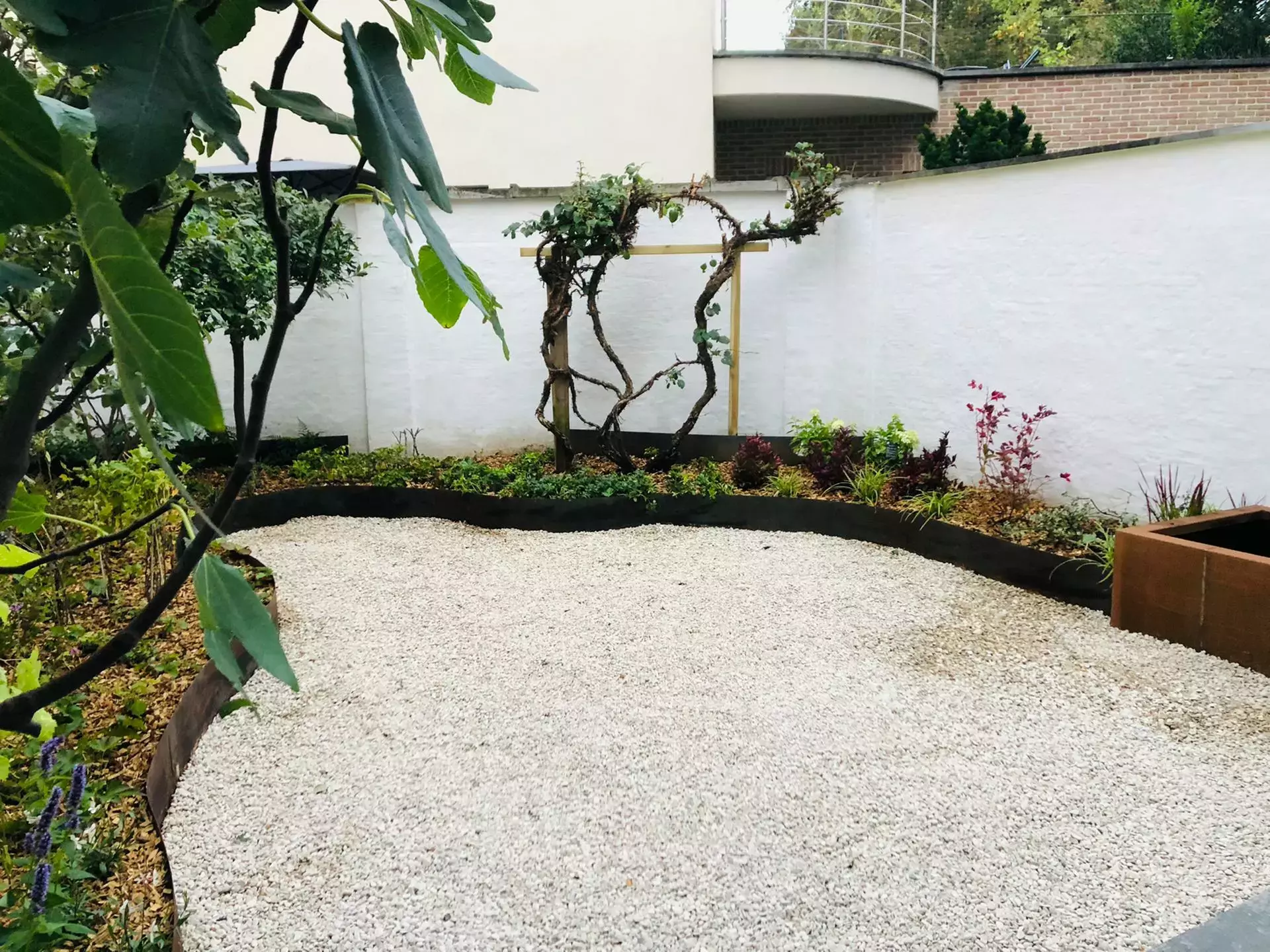 Stadstuin omgetoverd tot een paradijs met ruimte voor een eetplek (vijver valt net buiten beeld) – foto 1