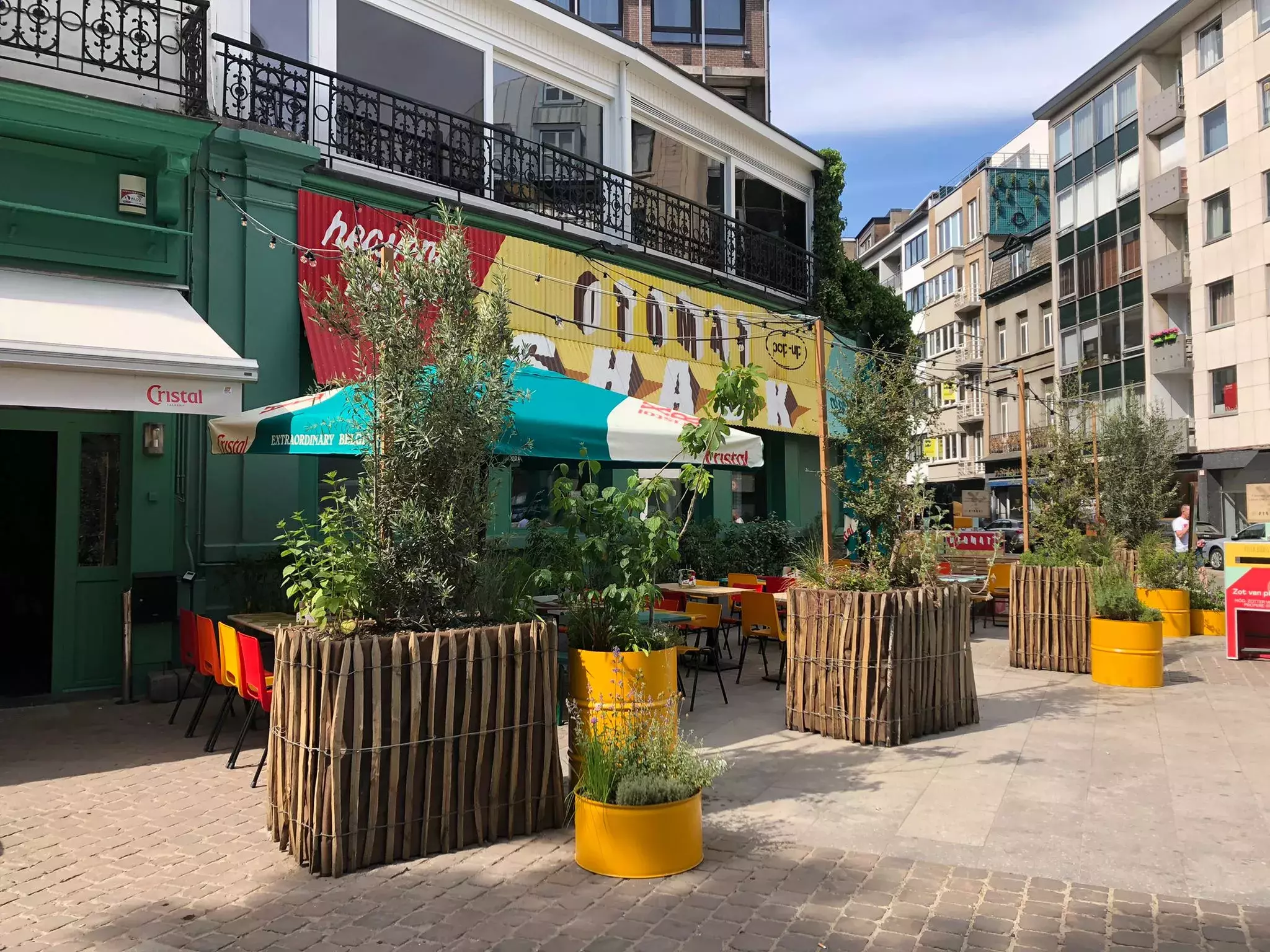 Stadstuin omgetoverd tot een paradijs met ruimte voor een eetplek (vijver valt net buiten beeld) – foto 4