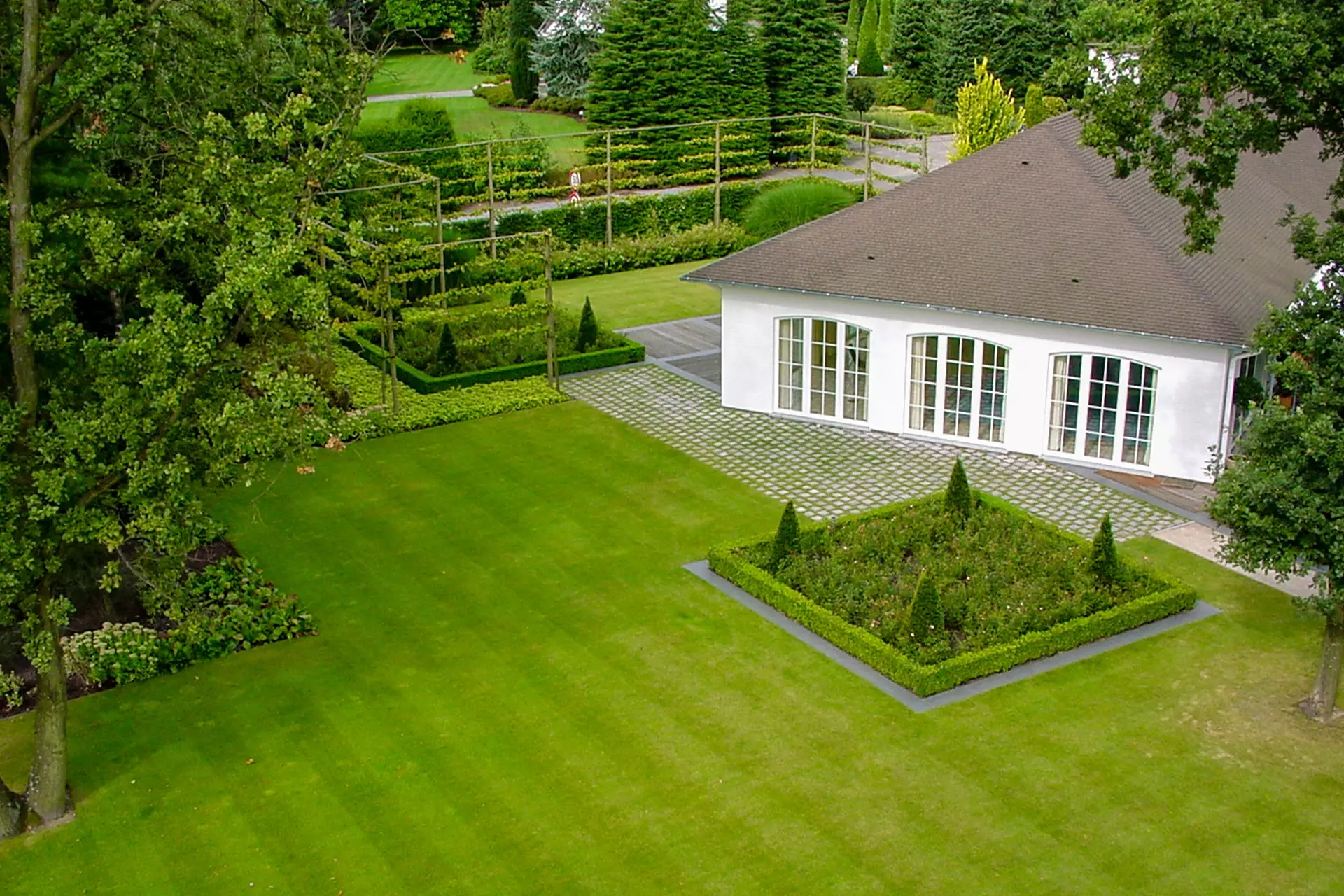 Stijlvolle tuinvijver met natuurlijke plantenzone aangelegd door Alle Tuinwerken Bart Janssen in Limburg – foto 2