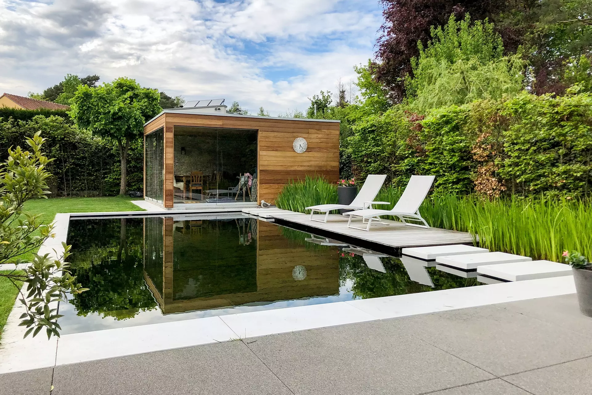 Stijlvolle tuinvijver met natuurlijke plantenzone aangelegd door Alle Tuinwerken Bart Janssen in Limburg – foto 3