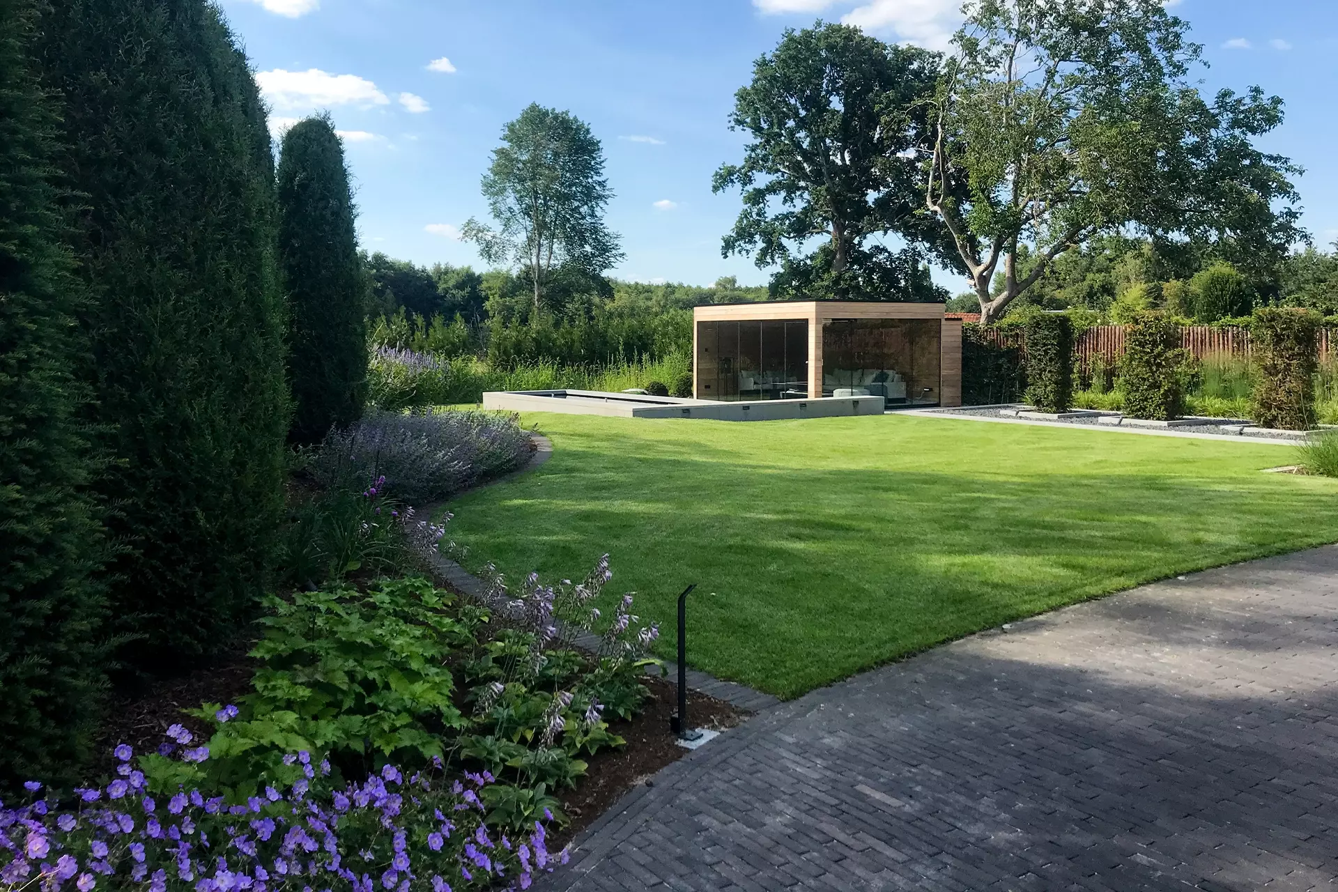 Stijlvolle tuinvijver met natuurlijke plantenzone aangelegd door Alle Tuinwerken Bart Janssen in Limburg – foto 4
