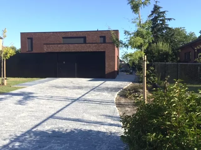 Oprit in gekloven belgische blauwe hardsteen. – foto 4