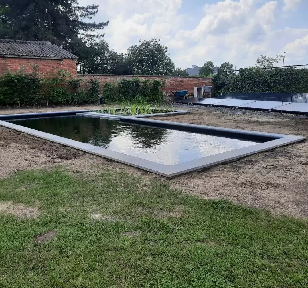 Strakke zwemvijver met EPDM liner aangelegd door D&amp;R Vijverbouw in Langdorp – foto 1
