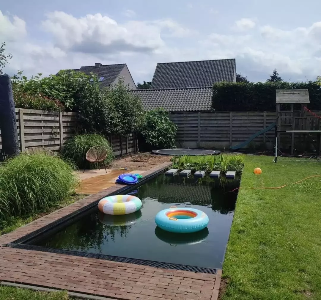 Strakke zwemvijver met EPDM liner aangelegd door D&amp;R Vijverbouw in Langdorp – foto 3