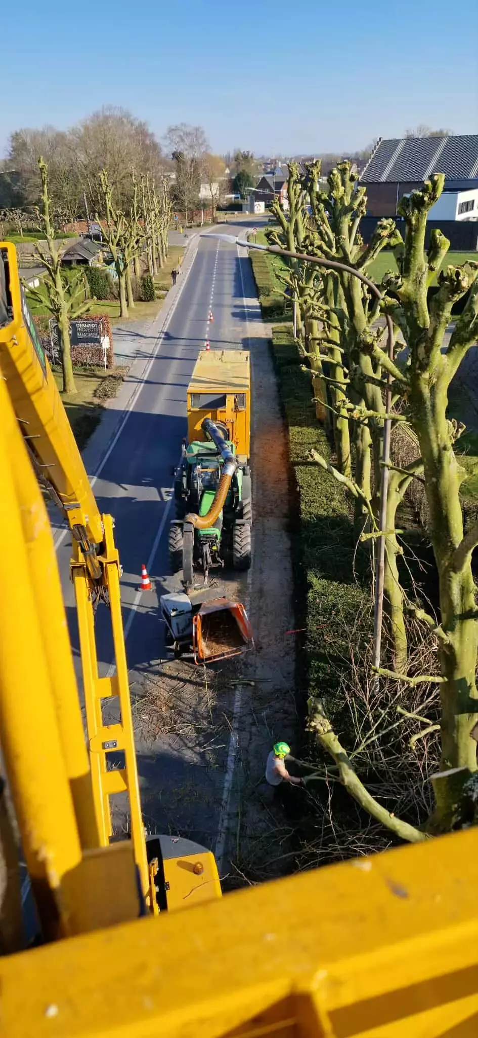 Verwilderde haag met tractor en haagschaar op arm terug in vorm zetten – foto 2
