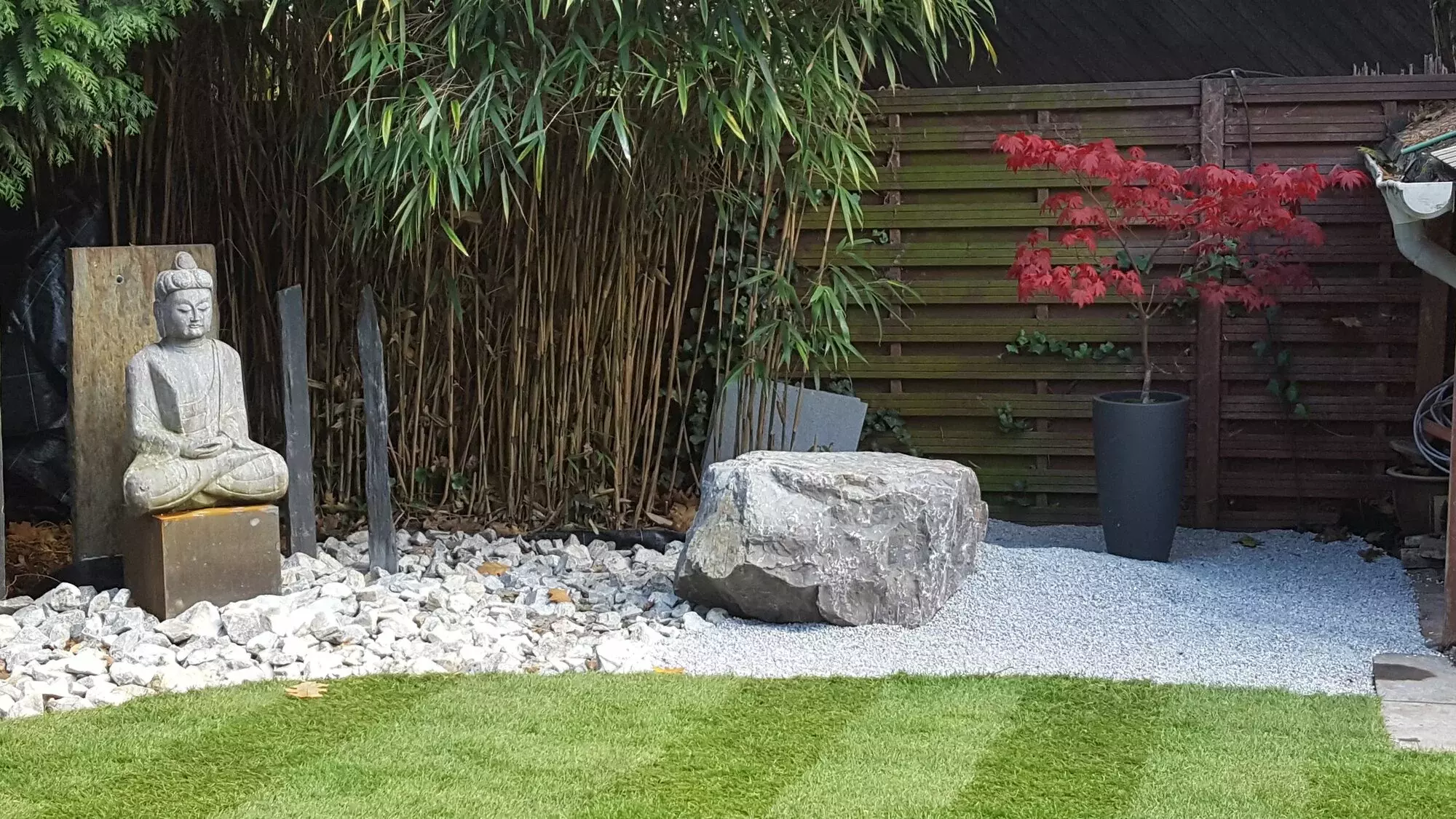 Totaal project tuinrenovatie uit ontwerp: grondwerken, gazon, terras, steenkorven, aanplantingen en verlichting met Boed – foto 1