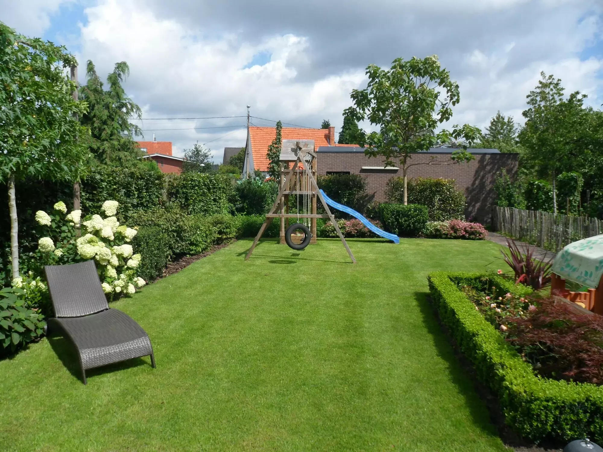 Totaal project tuinrenovatie uit ontwerp: grondwerken, gazon, terras, steenkorven, aanplantingen en verlichting met Boed – foto 2