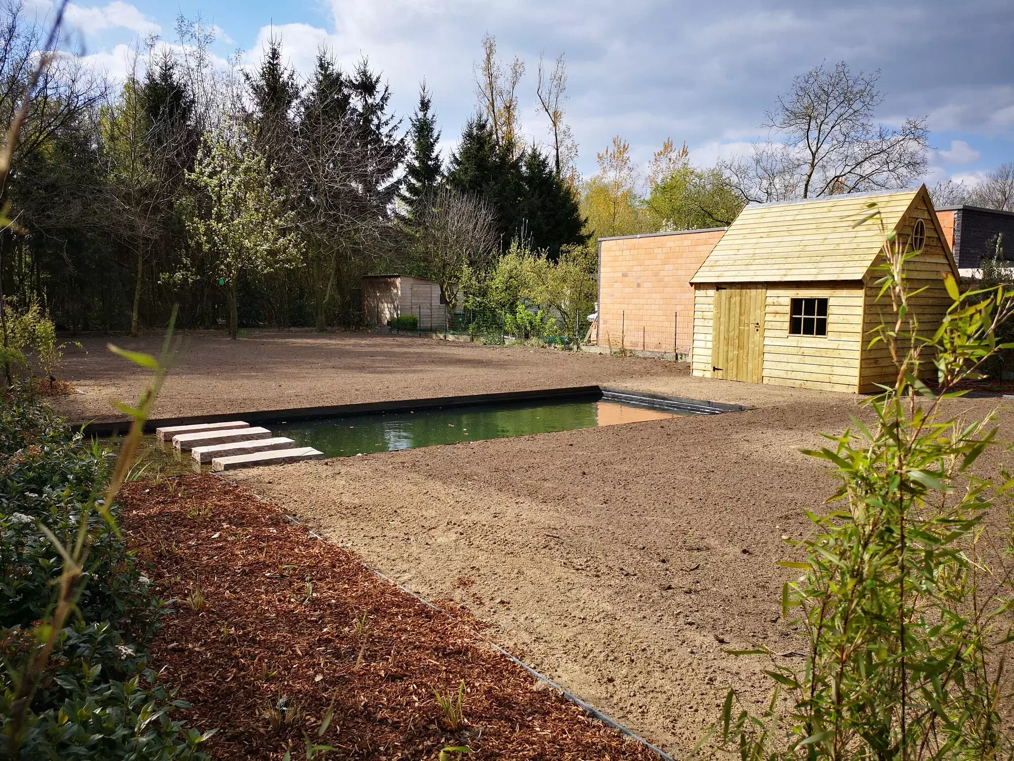 Totaal project tuinrenovatie uit ontwerp: grondwerken, gazon, terras, steenkorven, aanplantingen en verlichting met Boed – foto 4