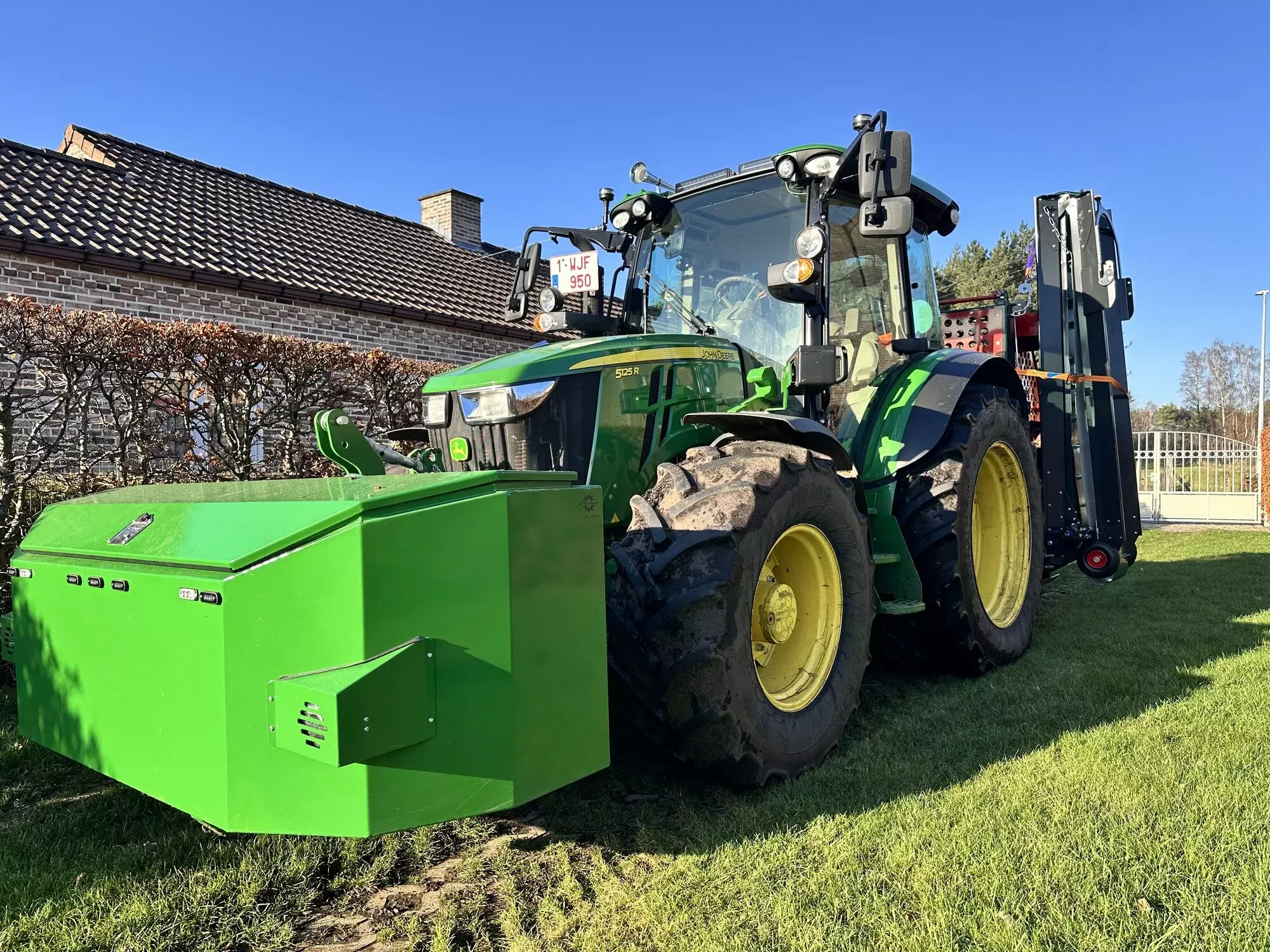 Onze tractor, multifunctioneel inzetbaar. Op de afbeelding uitgerust met onze zaag-Kloofmachine die stammen tot 6m verwe – foto 1