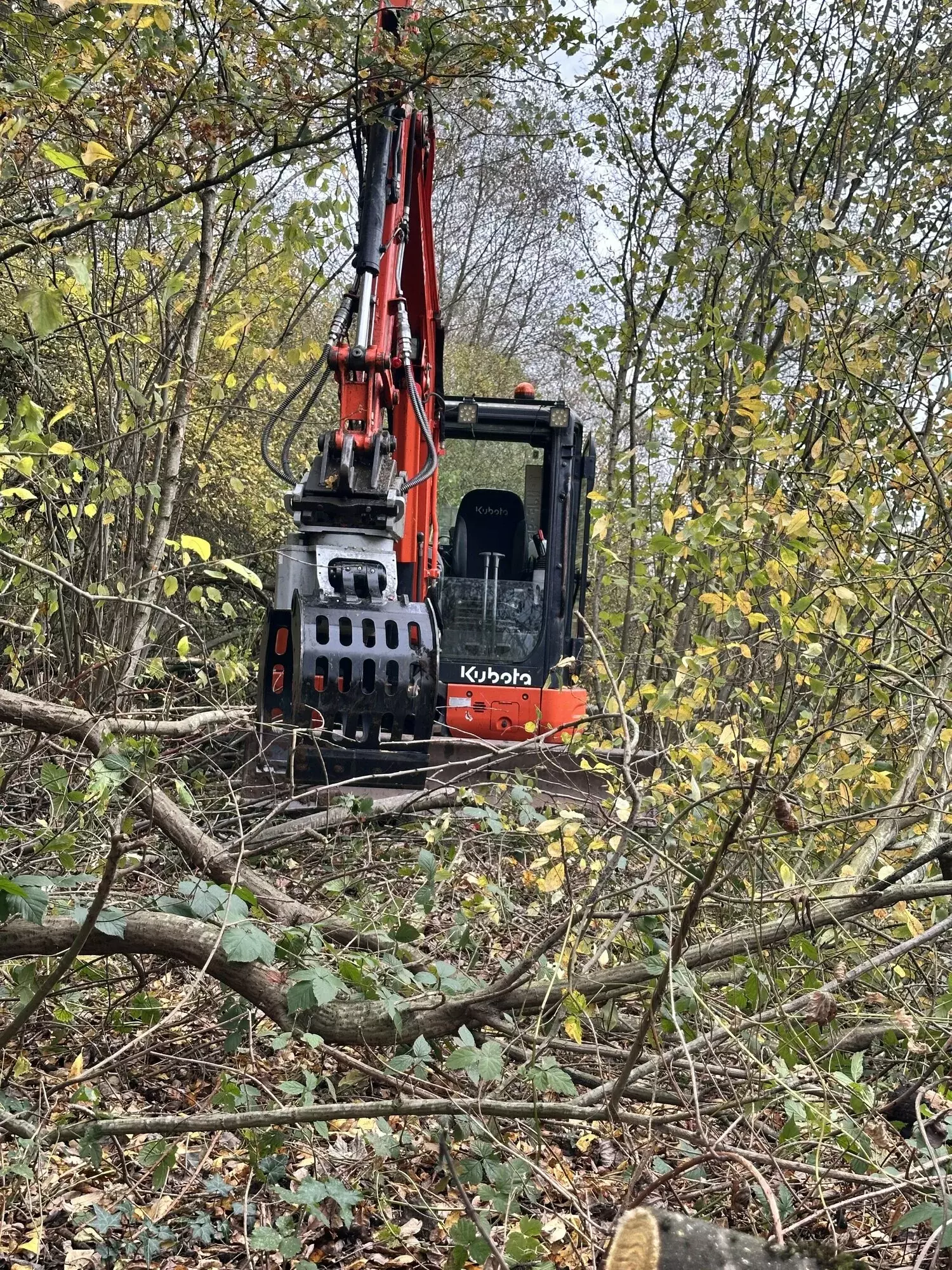 Onze tractor, multifunctioneel inzetbaar. Op de afbeelding uitgerust met onze zaag-Kloofmachine die stammen tot 6m verwe – foto 2