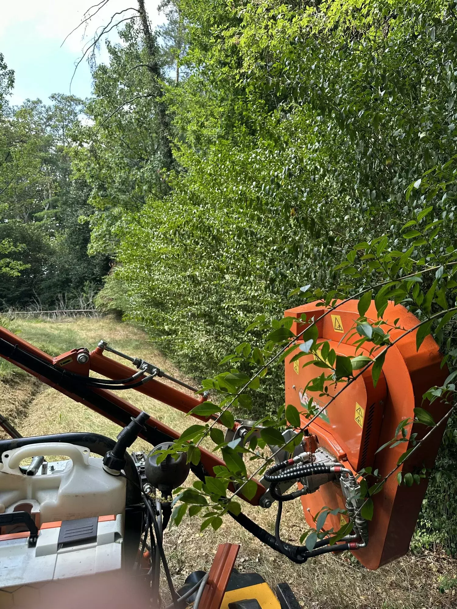 Onze tractor, multifunctioneel inzetbaar. Op de afbeelding uitgerust met onze zaag-Kloofmachine die stammen tot 6m verwe – foto 3