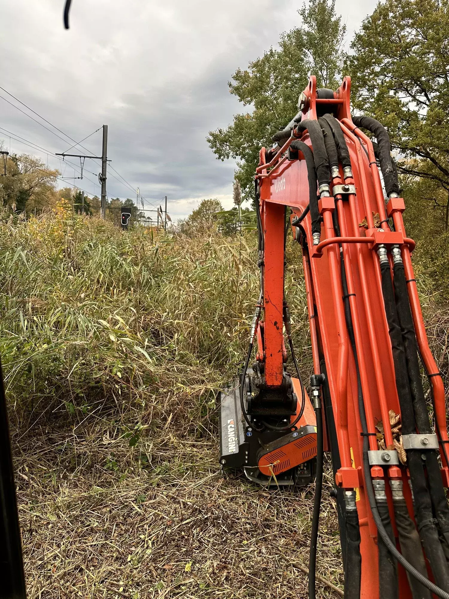 Onze tractor, multifunctioneel inzetbaar. Op de afbeelding uitgerust met onze zaag-Kloofmachine die stammen tot 6m verwe – foto 4