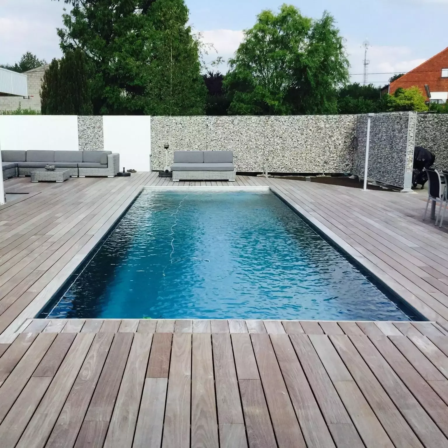 Strak zwembad met prachtig terras – foto 1
