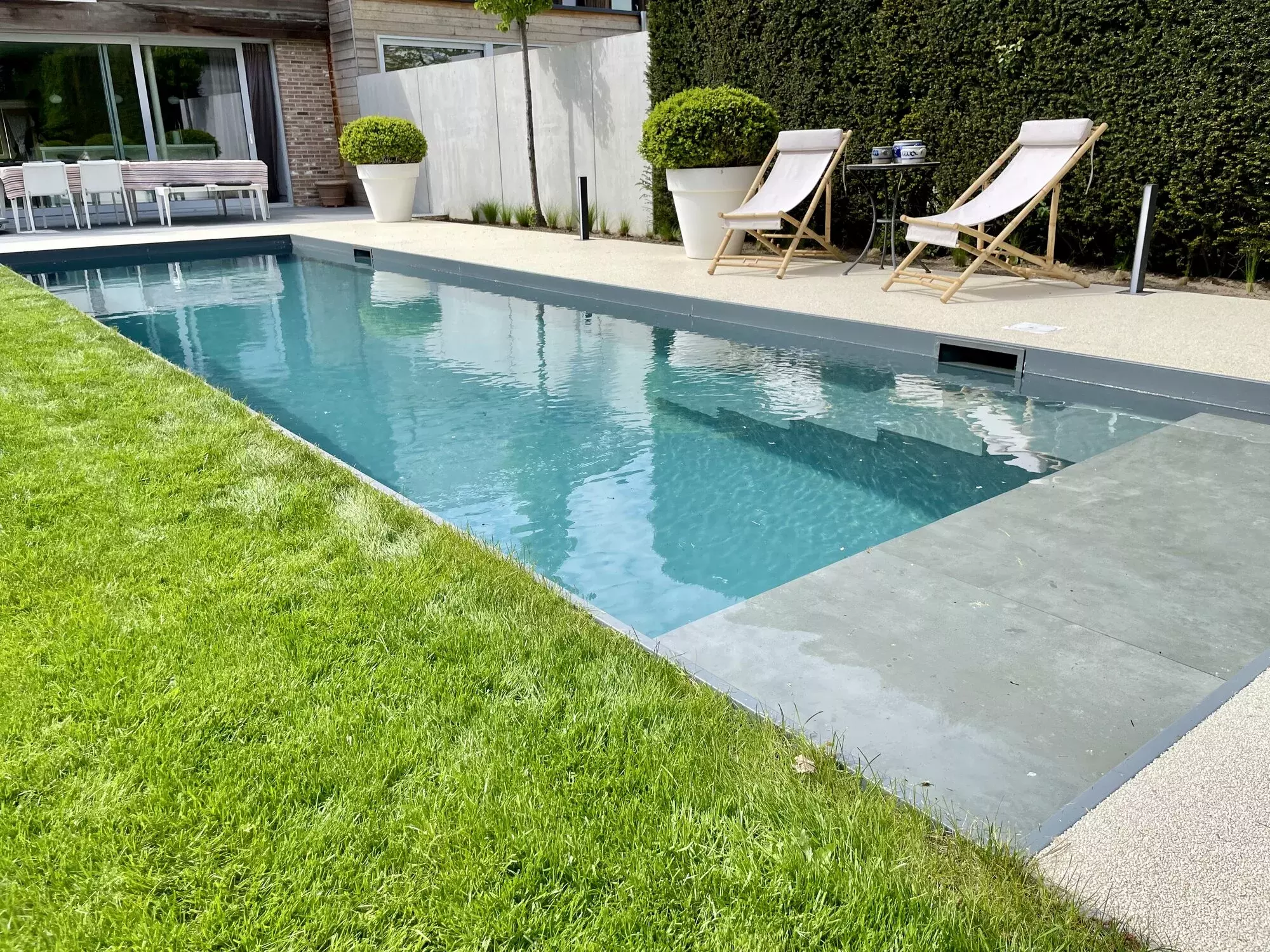 Energiezuinig overloopzwembad met boordstenen aangelegd door Upgrade Pools in Zwevegem – foto 1