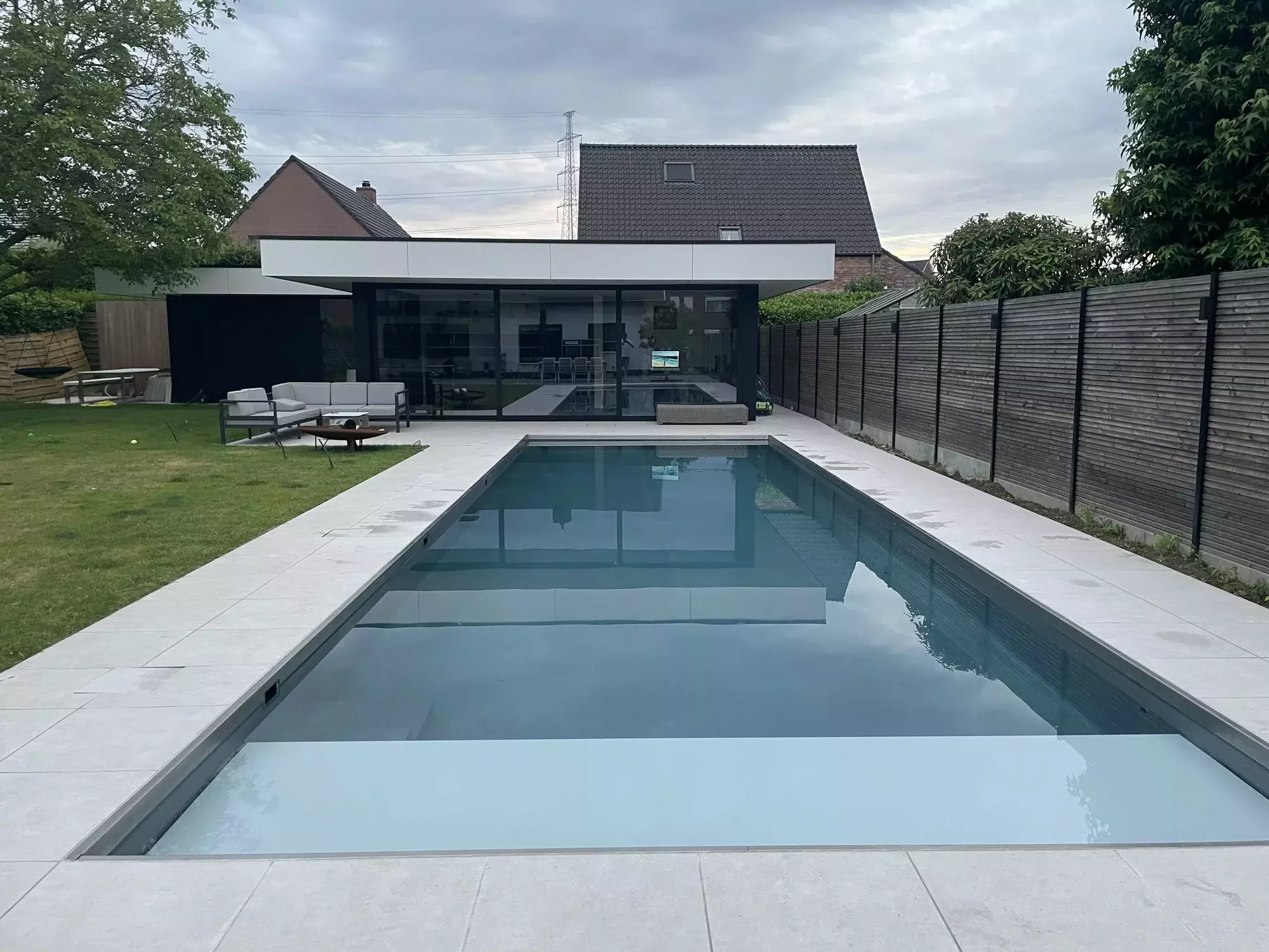 Energiezuinig overloopzwembad met boordstenen aangelegd door Upgrade Pools in Zwevegem – foto 2