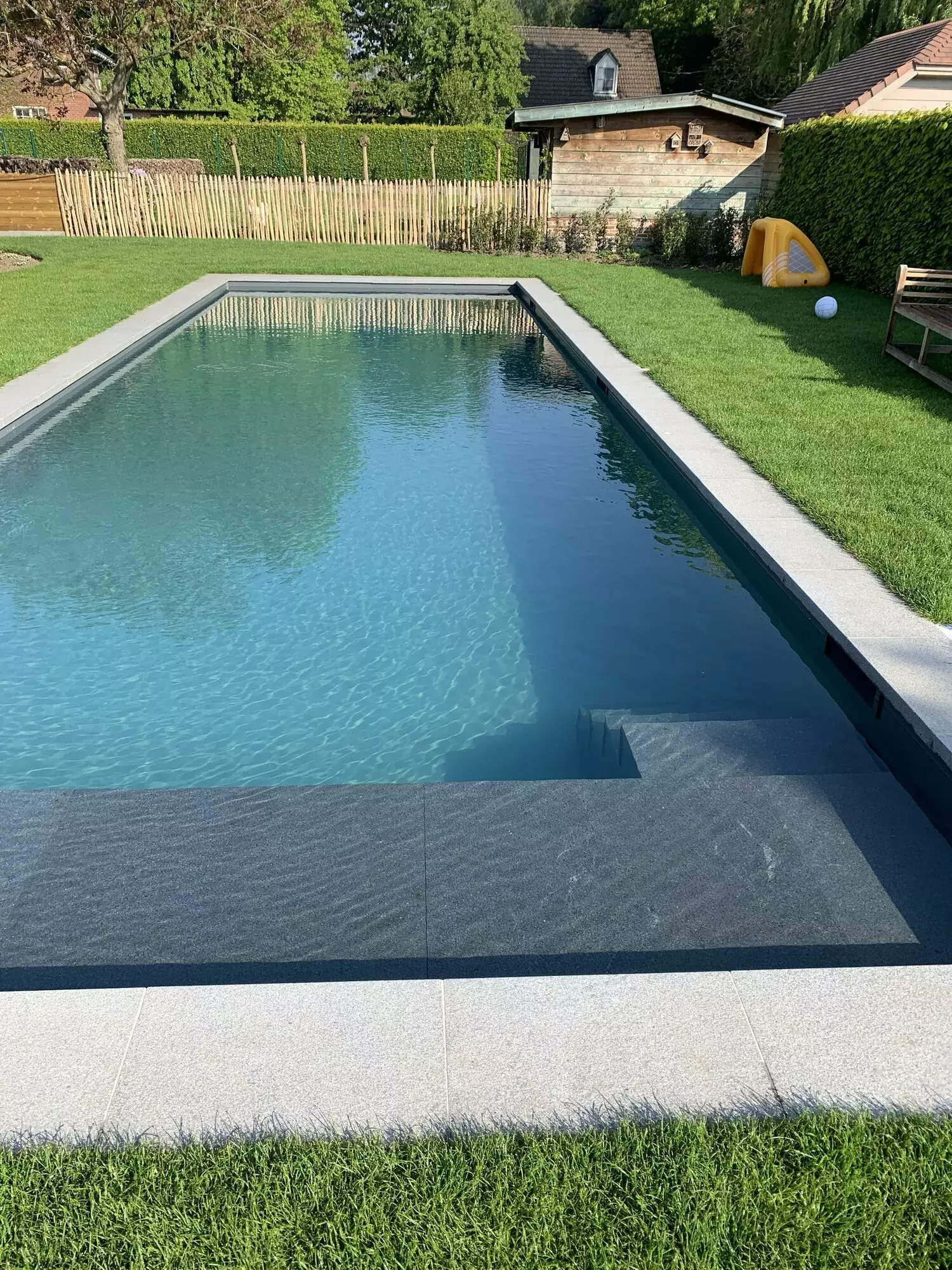 Energiezuinig overloopzwembad met boordstenen aangelegd door Upgrade Pools in Zwevegem – foto 4